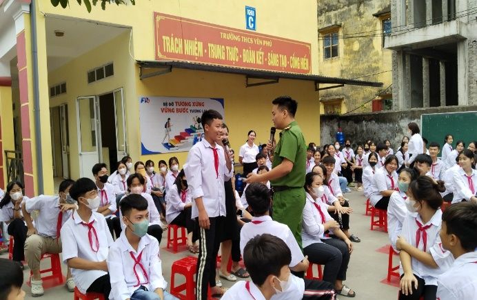 TRƯỜNG THCS YÊN PHÚ TUYÊN TRUYỀN, PHỔ BIẾN GIÁO DỤC PHÁP LUẬT CHO HỌC SINH. 