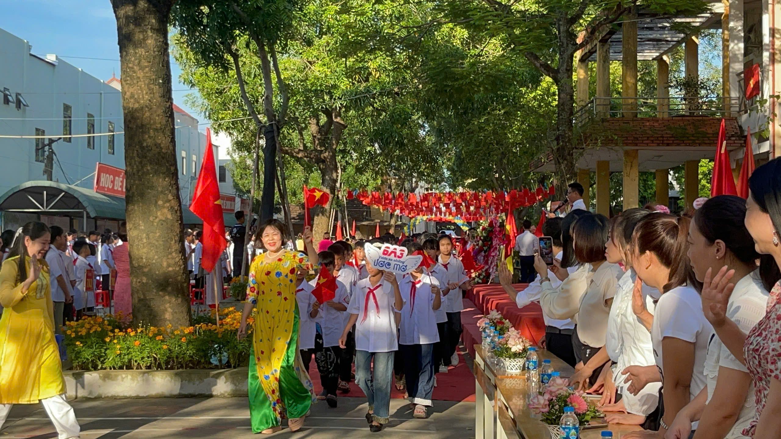  RỰC RỠ CỜ HOA, HÂN HOAN NGÀY KHAI GIẢNG TẠI  TRƯỜNG THCS YÊN PHÚ